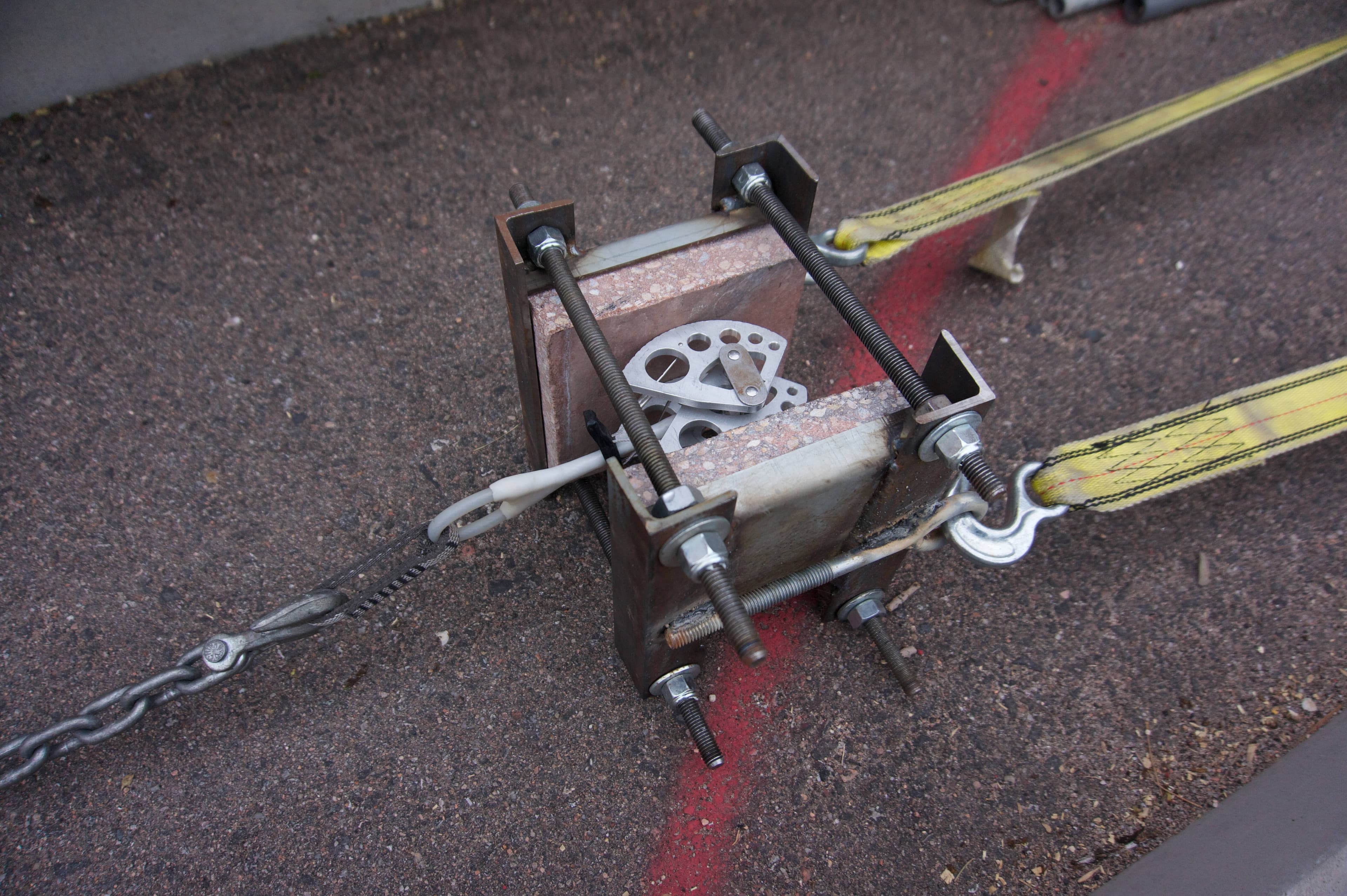The cam placed inside of the artifial crack during the strength test